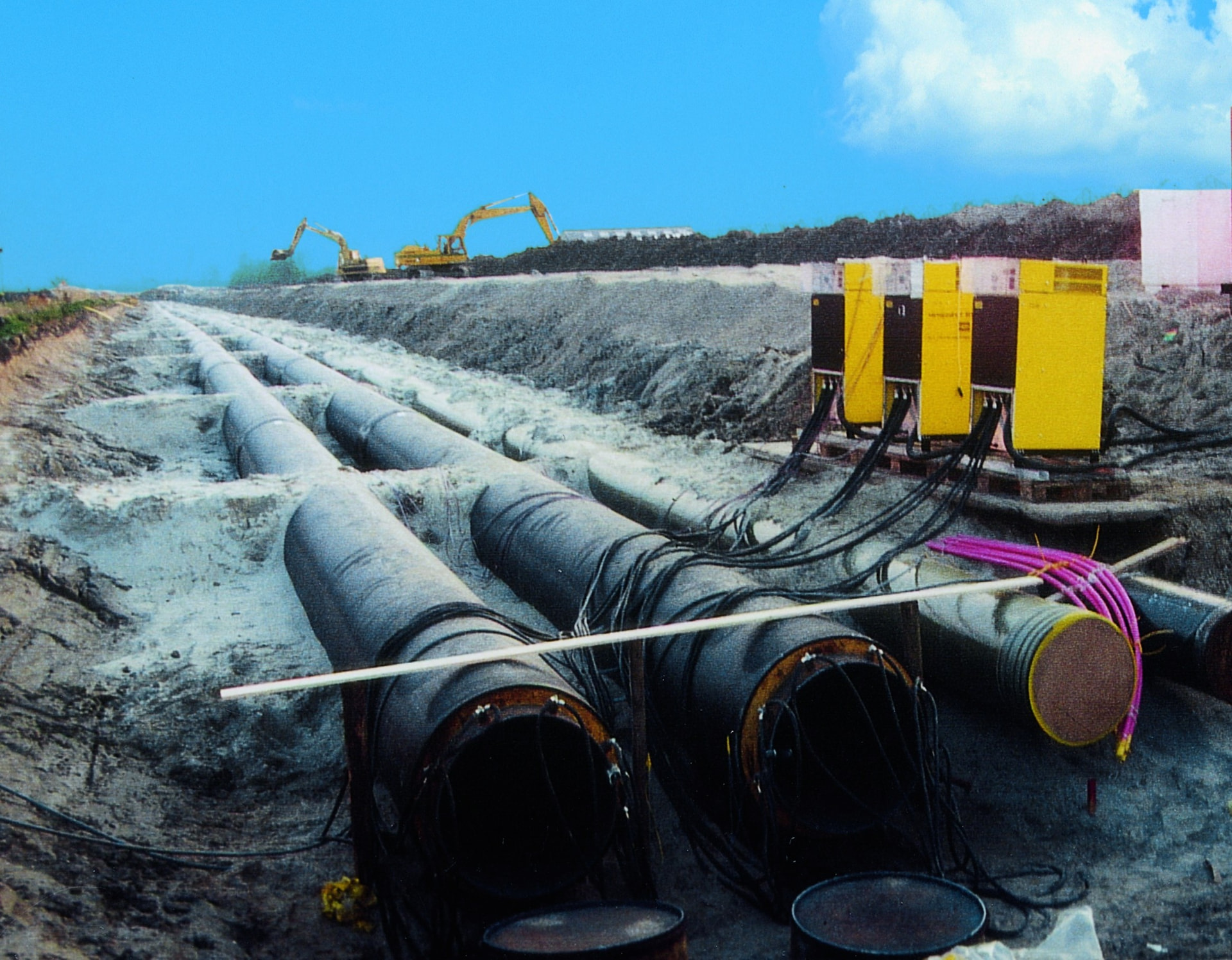 Resitherm Vorheizgeräte an einer Fernwärmebaustelle mit offenem Rohrgraben