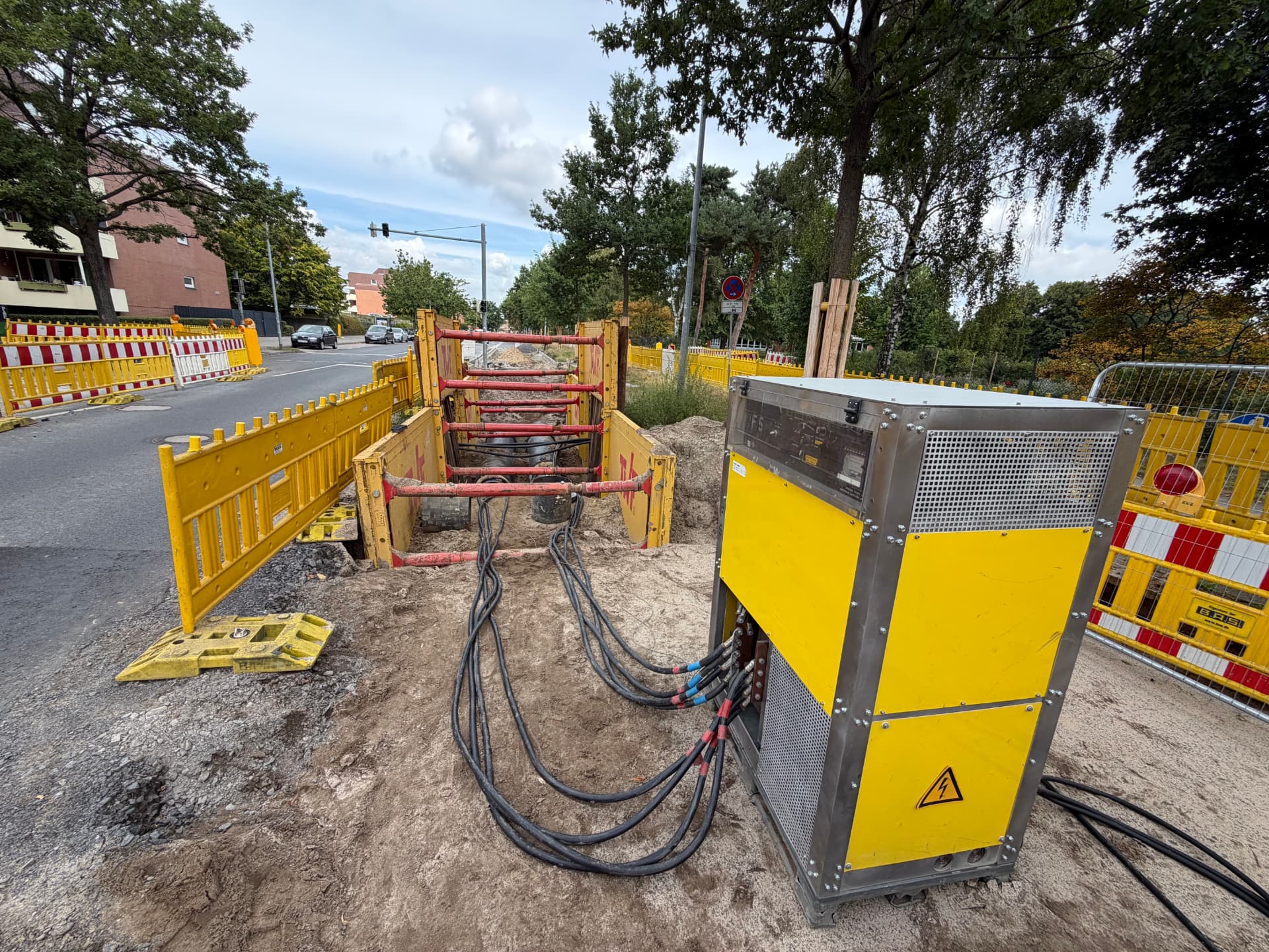 Fernwärmeleitung im offenen Graben während der elektrothermischen Vorspannung